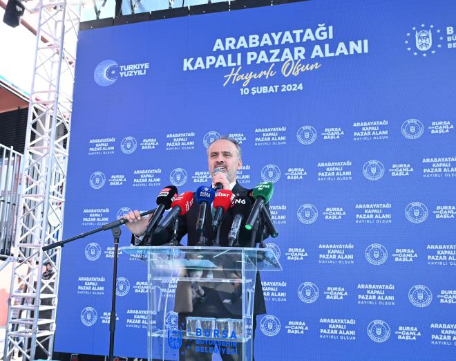 'Yeni projelerle buluşturacağız'<br>  Kapalı pazaryerlerinin sadece pazar alanı olmadığını, aynı zamanda otopark, toplanma alanı gibi birçok konuda da hizmet veren modern bir proje olduğunu anlatan Başkan Aktaş, her iki üç mahalleden birisinde kapalı pazaryeri yapmayı arzuladıklarını dile getirdi. Pazar alanları yapmanın Bursa Büyükşehir Belediyesi yetkisinde olmamasına rağmen ilçelere destek olduklarını söyleyen Başkan Aktaş, ?Gürsu?da, Kestel?de, Yenişehir?de de yaptık. Daha yenilerini de yapacağız. Arabayatağı Kapalı pazaryerinin projesi, Yıldırım Belediyesi tarafından Bursa Pazarcılar Esnaf Odası ile birlikte hazırlandı. Finansmanını Bursa Büyükşehir Belediyesi olarak karşıladık. 66 milyon bedel harcadık. Bu yatırımı da halkımızdan aldığımız vergilerle yaptık. Buralara sahip çıkmalıyız. Burayı yeni yeni projelerle buluşturacağız. Pazarcılarımıza hayırlı işler diliyorum, alışveriş yapan vatandaşlarımıza da hayırlı uğurlu olsun? diye konuştu.
