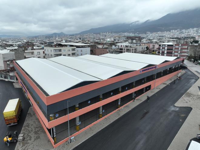 'Bizler bu şehre adanmışız'<br>
Bursa Büyükşehir Belediye Başkanı Alinur Aktaş, işlerinin de güçlerinin de Bursa olduğunu söyledi. Son 5 yılda birçok sıkıntı yaşanmasına rağmen durmadan ve yorulmadan koşturduklarını belirten Başkan Alinur Aktaş, şehre birçok eseri kazandırdıklarını ve sadece hizmetlerini anlattıklarını ifade etti. Kentsel dönüşümlerden ulaşım yatırımlarına varan kadar bu şehrin evladı olarak hizmet ettiklerini dile getiren Başkan Aktaş, ?Dönüp geriye baktığımızda gurur duyacağımız, insanların gönül rahatlığıyla alışveriş yaptığı pazarlar, ders çalışabilecekleri gençlik merkezleri, spor yapabilecekleri spor tesisleri yapmayı dert ediniyoruz. Balabanbey?e 600 dönümlük park geliyor. İlk 50 dönümünü hizmete açtık. Armudun sapı, üzümün çöpü demeden çalıştık. Bizler bu şehre adanmışız. Halkamızın destekleri ve hayır duasıyla hizmetleri bir bir gerçekleştirmekte kararlıyız. Yeni dönemde neler yapacağımızı tüm halkımız görecek? dedi.
