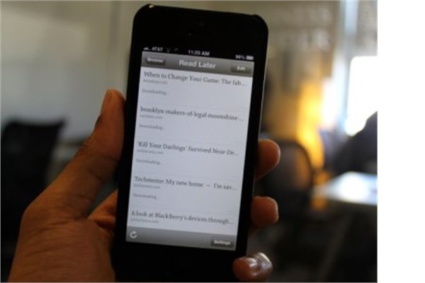 <p><b>Pocket ve Instapaper</b></p>  Daha sonra okumak istediğini makaleleleri saklayabileceğiniz iki uygulama.
