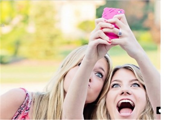 <p><b>Snapchat</b></p>  Apple kullanıcılarının indirebileceği 10 saniye fotoğrafları silen bir uygulama.