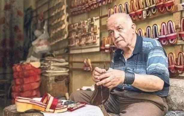 Gözleri yaşlı, birer birer kepenk kapattılar. Son temsilcilerini İzmir Tire'de, 'el sanatları çarşısı'nda' bulabilirsiniz.    Adı bile unutulan diğer mesleklerden bazıları...