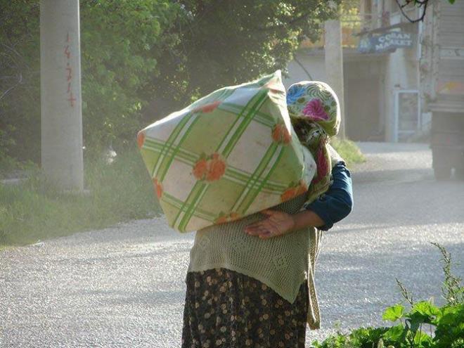 BOHÇACILIK    Bir dönem köylerde kadınların ve gelinlik kızların gelinlik bohçası ihtiyaçlarını aldığı bohçacılık tarihe karıştı. Filmlere bile konu olan bohçacılar o dönem evlere girer girmez çevredeki komşular çağrılır ve sırtlarında taşıdıkları o kocaman bohça açılırdı.