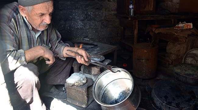 Teknolojinin gelişmesiyle birlikte birçok meslek tarihin tozlu sayfalarında yer aldı. Yavaş yavaş yok olmaya yüz tutan meslekleri de icra edenlerin sayısı gün gittikçe azalıyor. İşte teknolojiye yenik düşerek adı bile unutulan o meslekler...