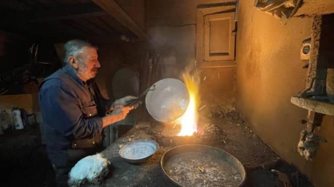 KALAYCILIK    Tarihte insanların yapmak için uğraştığı mesleklerden bazılarının günümüzde adı dahi bilinmiyor. Birdönem babadan oğula geçen kalaycılık mesleği artık kaybolmaya yüz tutmuş meslekler arasında sayılıyor.