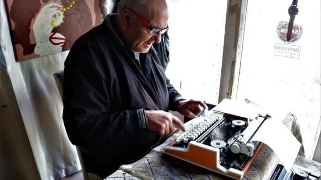 ARZUHALCİ    Arzuhalciler dilekçe yazmanın yanı sıra, vatandaşın yerine onların resmi dairelerdeki (bayındırlık, tapu, evlenme vs.) işlerini de takip eden kişilerdi.