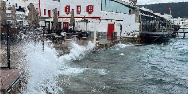Bodrum'da şiddetli fırtına: Balıkçılara ''denize açılmayın'' uyarısı