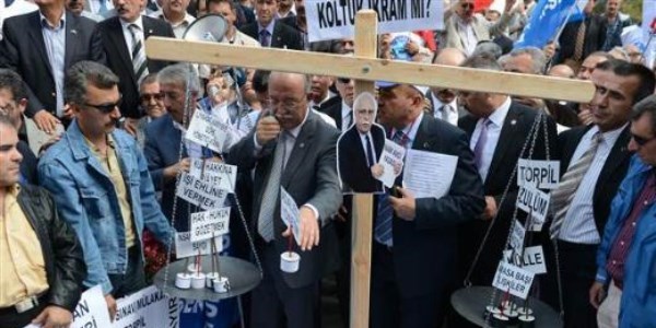 MEB önünde terazili eylem