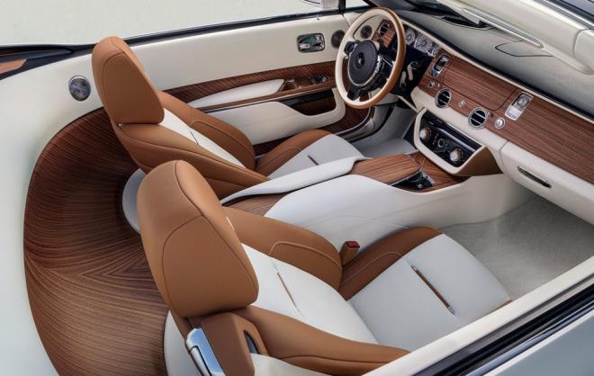 Aracın çeşitli yerlerinde kullanılan 233 parça ahşabın işlenmesi 8 bin saatten fazla sürmüş.