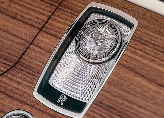 Araçta kullanılan saat ise diğer modellerdeki gibi çıkarılabilir olmasa da "Şimdiye kadar üretilmiş en karmaşık RR saat kadranı" deniliyor.