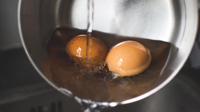 Haşlanmış yumurta hazırlarken çatlamasını önleyebilen bazı yöntemler bulunuyor. Bu nedenle söz konusu yöntemlere dikkat edilmesi tavsiye ediliyor.