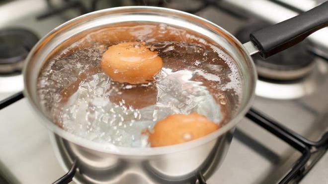 HAŞLANMIŞ YUMURTA ÇATLAMASINI ÖNLEYEBİLEN YÖNTEM<p>    Haşlanmış yumurta çatlamasını önlemenin birçok farklı yöntemi bulunuyor. Ayrıca bu yöntemlerden ön plana çıkanı, tuz veya sirke eklenmesi olarak biliniyor.