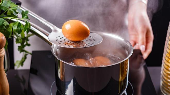 Yumurta insan sağlığı açısından birçok farklı fayda sağlayabiliyor. Nitekim yüksek besin değeri ile tok tutabiliyor. Güçlü bir protein, vitamin ve antioksidan kaynağı olarak biliniyor. Göz hastalıkları riskinin düşmesinde faydalı olabiliyor. Ayrıca başka faydalar da sağlayabiliyor.