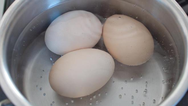 Öte yandan yumurta birçok farklı şekilde tüketilebiliyor. Ayrıca bu tüketim yöntemlerinden biri, haşlanmış şekilde oluyor. Ancak yumurta haşlanırken, kimi zaman çatladığı görülebiliyor. Bu sorun birçok insanı rahatsız da edebiliyor.