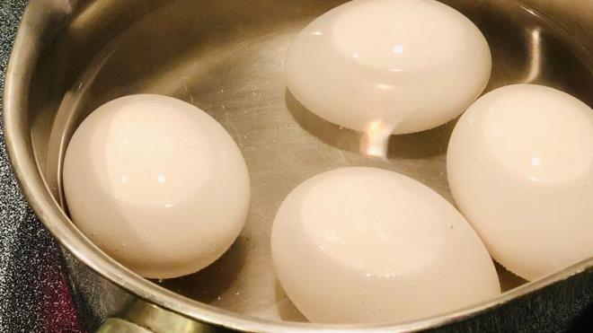 Tuz ya da Sirke Eklenmesi: Haşlanmış yumurta hazırlanırken bir miktar sirke veya tuz eklenmesi öneriliyor. Bu sayede haşlanmış yumurtanın çatlaması önlenebiliyor.