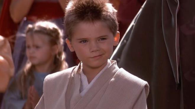 Lisa Lloyd, "Jake lisede bazı sorunlar yaşamaya başladı. Bu gerçeklikte mi, yoksa farklı bir gerçeklikte mi olduğunu bilmiyordu" diyerek genç oyuncunun ilk ne zaman sorunlar yaşadığını anlatıyor.