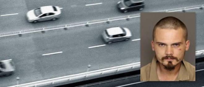 İlk tepkiyi ünlü bir fast food markasından hamburger almaya giderken yaşadığını belirten annesi, 2008 yılında şizofreni teşhisi aldığını belirtti.