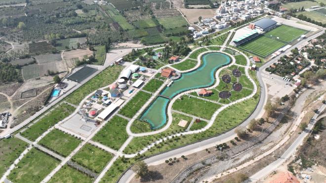 3.500.000 metrekare yeni yeşil alan<br>  Parklarıyla, yenilebilir enerji kullanımıyla 'Yeşil ve Yaşanabilir' bir Bursa hayaliyle çalışmalarını sürdüren Bursa Büyükşehir Belediye Başkanı ve Cumhur İttifakı Bursa Büyükşehir Belediye Başkanı adayı Alinur Aktaş, yeşilin en çok Bursa?ya yakıştığını söyledi. Geçtiğimiz dönem 1.500.000 metrekare yeni yeşil alan sözünü verdiklerini belirten Başkan Aktaş, 'Sözlerini tutmayanların aksine bu hedefimizin iki katından fazla yeşil alanı yani 3.200.000 metrekare yeni yeşil alanı şehrimize kazandırdık. Bursa artık 5 yıl öncesinden çok daha yeşil ve yaşanabilir bir şehir olacak. Yeni dönemde de 3.500.000 metrekare yeni yeşil alan sözünü hemşerilerimize veriyorum. Yeşile doyamayan kadrolar olarak ne kadar üstüne çıkacağımızı inanın ben de kestiremiyorum' diye konuştu.