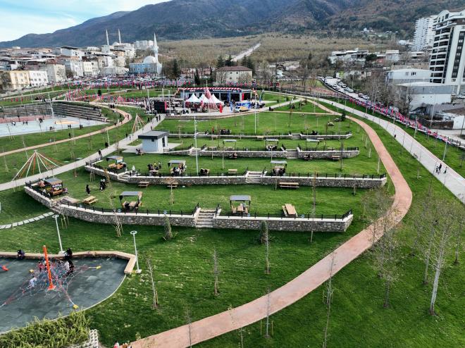 Şehrin dört bir yanında milyonlarca metrekare park<br>  Bursa'nın yeşili ve mavisinin uyumuyla bir başka güzel olduğunu ifade eden Başkan Aktaş, Kaynağını Uludağ'dan alıp Bursa ovasına doğru süzülen derelerin şehrin en önemli hazinelerinden olduğunu söyledi. Bu hazinelerin çevresini yeşille donatarak, şehir insanının nefes alacağı, sağlık ve huzur bulacağı bir hale geleceği koridorlarla Bursa'da 'yeşil mavi bir ağ' oluşturacaklarını anlattı. Başkan Aktaş, ?Ayvalıdere, Nilüfer Çayı, Cilimboz Deresi, Gökdere, Balıklıdere, Hacıvat Deresi güzergahlarında oluşturacağımız yeşil alanlarda yürüyüş ve bisiklet yolları, dinlenme alanları, peyzaj düzenlemeleriyle vatandaşlarımız yeşil ve mavinin bu eşsiz güzelliğini şehrimizin dört bir yanında yaşayacak. Şehrimizin bütününe yaydığımız bu yeşil ağı, yine şehir bütününe yayacağımız tematik parklarımız, bölge parklarımız ve yeşil alan düzenlemeleriyle bütünleştirerek yeşili günlük yaşamın bir parçasına dönüştürüyoruz. Parklarımızı afet durumlarında kullanılmak üzere deprem parkı altyapısına kavuşturuyoruz. Şehrimizin dört bir yanında milyonlarca metrekare park projelerimizi hayata geçiriyoruz' dedi.