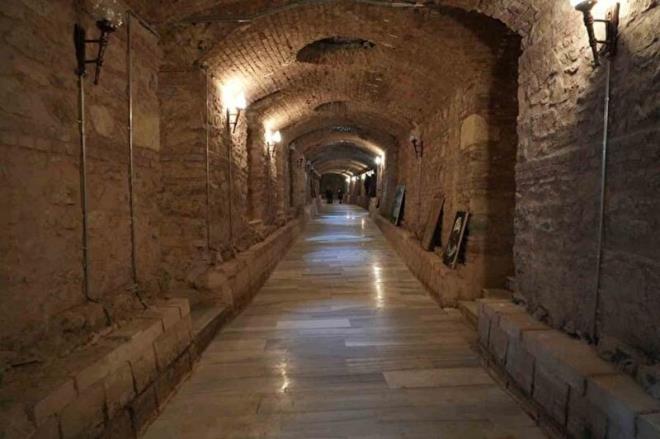 Öte yandan barok ve ampir süslemelerin yoğun olarak kullanıldığı Rumeli Han'da 1990'lardan sonra tiyatro ve konser salonları, sanatçı atölyeleri ve kafeler açıldı. Şu an restorasyon çalışmalarının devam ettiği handa yakın tarihte keşfedilen tünel, ziyaretçilerin uğrak noktası haline geldi. Çalışmaların devam ettiği handaki gizemli tünelin, kültür-sanat faaliyetlerinde kullanılması planlanıyor.