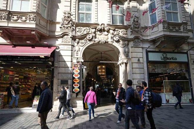 Beyoğlu ilçesinde İstiklal Caddesi'nin üzerinde bulunan Rumeli Han, 1894 yılında Sarıcazade Ragıp Paşa tarafından inşa ettirildi. Aynı caddede 2 han daha yaptıran Sultan 2. Abdülhamid'in başmabeyincisi Sarıcazade Ragıp Paşa, yaptırdığı üç hana Osmanlı Cihan Devleti'nin yayıldığı, üç kıtanın ismini verdi.