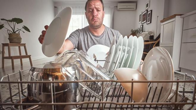 Bulaşık makinesinin yıkanan bulaşıkları lekeli bırakmasının birçok farklı sebebi olabilir. Bu nedenle pek çok insan tarafından, ''Bulaşık makinesi neden düzgün yıkamaz?'' sorusu da araştırılabiliyor. Ayrıca bu sorunun cevabı, su sıcaklığının yeterli olmaması da olabiliyor.