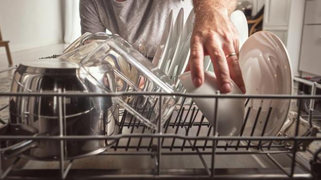 BULAŞIK MAKİNESİ NEDEN DÜZGÜN YIKAMAZ?<p>    Bulaşık makinesinde zamana ve kullanıma bağlı olarak bazı problemler oluşabilir. Bu problemlerden biri, yıkanan bulaşıkların lekeli çıkması.