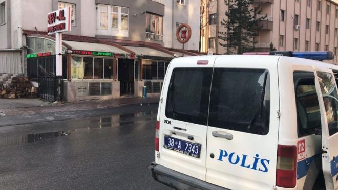 Kayseri'de iki esnaf arasında çıkan tartışmada kan akmıştı. Cinayetten 10 gün sonra tutuklama geldi.    Olay, 3 Mart'ta saat 07.00 sıralarında, Melikgazi ilçesi Alpaslan Mahallesi Ünal Sokak'ta fırıncı Lütfullah Tüysüz ile aynı sokakta oto yıkamacı olan Osman Tüşümel arasında tartışma çıktı.