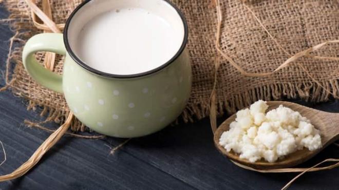 Kefir ise yağ içeriği sebebiyle mide iç çeperini koruyucu bir katmanla sarar ve midenizi korur.