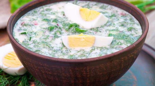 Ramazan?da tok kalmak için yumurta ve kefirin mutlaka sahurda tüketilmesi gerektiğini belirten Beslenme ve Diyet Uzmanı Dyt. Aslıhan Kara, ?Yumurta proteinden en zengin besindir. 1 yumurta yaklaşık 35-40 gram ete eş değerdir. Yumurtanın ete göre iki önemli üstünlüğü vardır. Bunlardan birisi A vitamini içermesi, diğeri ise doymamış yağ içermesidir. Kefir ise yağ içeriği sebebiyle mide iç çeperini koruyucu bir katmanla sarar ve midenizi korur? açıklamasında bulundu.