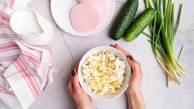 Yumurtanın içeriğinde ?lesitin? olduğu için zihinsel işlevleri de geliştirir. Ayrıca yumurtanın üzerine çörekotu serpebilirsiniz, hem kan şekerini dengeler hem de bağışıklığı güçlendirir.
