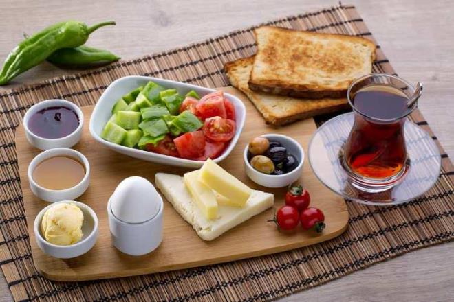 Uzman isim Kara, yeterli, dengeli ve kaliteli beslenmenin sürdürülebilmesi için günün oruç tutulmayan bölümünde en az iki öğünü tamamlamak ve sahur öğününü atlamamak gerektiğini ifade etti.