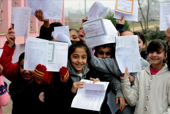 SOSYAL ETKİNLİK MOBÜLÜ UYGULAMA KILAVUZU    MEB, uygulamanın daha sağlıklı yapılabilmesi için bir kılavuz da yayınladı. Kılavuzda sosyal etkinlik alanları ve kategorileriyle sosyal etkinlik türlerine ayrıntılı olarak yer veriliyor.    Ayrıca etkinliklerin e-Okul sistemine veri girişlerinin nasıl yapılacağı da örnekleriyle açıklanıyor.  Kılavuza, MEB Temel Eğitim Genel Müdürlüğünün internet sayfasından ulaşılabilecek.