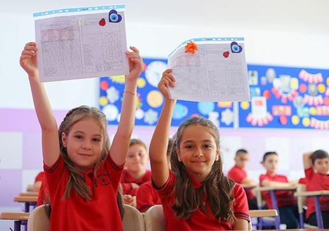 Milli Eğitim Bakanlığı, daha önce sadece ders ve davranış notlarını içeren öğrenci karnelerinde, büyük bir tasarım ve içerik değişikliğine gitti.  2023-2024 eğitim öğretim dönemi sonunda ilk kez dağıtılmaya başlanacak yeni tasarımlı karnelere, sadece akademik başarı değil, sosyal etkinlikler de işlenecek.