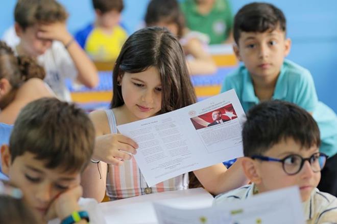 SOSYAL ETKİNLİKLER NELER OLACAK?     Öğrencilerin gerçekleştirdiği sosyal etkinliklerin e-Okul sistemine işlenmesi için 3 ayrı kategori belirlendi.    Buna göre, öğrencilerin sosyal etkinlik belgelerine okul etkinlikleri, merkezi etkinlikler ve okul dışı bireysel etkinlikler şeklinde veri girişi yapılacak.    Okul etkinlikleri, en az bir danışman öğretmen rehberliğinde oluşturulan öğrenci kulüplerindeki faaliyetlerden oluşacak. Bu etkinlikler, öğrenci kulüplerince önceden planlanmış sosyal etkinlikler ve toplum hizmeti çalışmalarını kapsayacak.    Merkezi etkinlikler ise MEB merkez ve taşra teşkilatınca düzenlenen bir projeye ya da diğer kurum ve kuruluşlarla imzalanan bir işbirliği protokolüne, izne bağlı yapılması istenen etkinliklerden oluşacak.  Bu kapsamdaki etkinlikler, MEB merkez ve taşra teşkilatının ilgili birimince Sosyal Etkinlik Modülü'ne önceden işlenecek. İlgili ders öğretmeni, etkinlik bitiminde öğrencilerin bilgilerini modüle işleyecek.