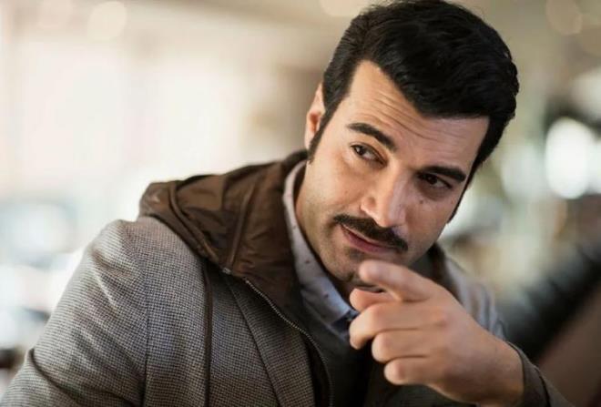 Bazı sosyal medya kullanıcıları, "Sevmeyebilirsin ama saygı duymak zorundasın,", "Bu tavrın çok saygısızca", "Senin gibi bir oyuncuya yakışmadı", "İnsanları yalan yanlış galeyana getirme" yorumunda bulundu.