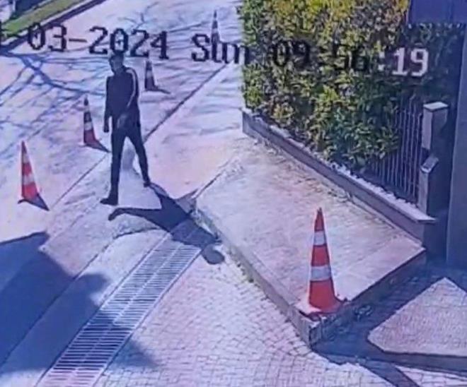 KIYAFETLERİNİ ÇÖPE ATTI    Cinayetle ilgili çalışma başlatan Beyoğlu Asayiş Büro Amirliği polisleri, vatandaşların ifadelerine başvurarak güvenlik kamera görüntülerini incelemeye aldı.    Yapılan çalışmalar çerçevesinde şahsın olaydan sonra izini kaybettirmek ve tanınmamak için üzerinde bulunan bazı kıyafetleri çöp konteynerine attığı belirlendi.
