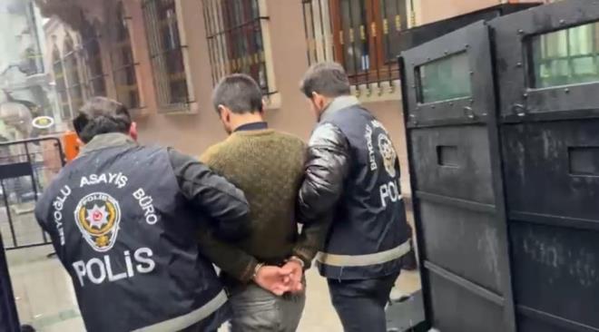 Saldırganın 28 yaşındaki Mustafa İ. olduğunu tespit eden polis, onu çalıştığı işyerinde kıskıvrak yakaladı.