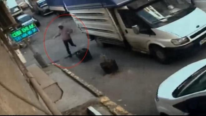 Olayın ardından saldırgan kaçarken, Aka ise ağır şekilde yaralanarak yere savruldu. Pazarcıların ihbarı üzerine olay yerine sağlık ve polis ekibi sevk edildi. Sağlık ekipleri yaralı adama yaptıkları ilk müdahalenin ardından ambulansla hastaneye kaldırılarak tedavi altına alındı.  Ameliyata alınan adam kurtarılamadı.