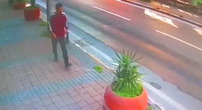 İddiaya göre pazarcılık yapan Salih Aka tezgahın başına geçti.  O esnada kapüşonla pazar yerinde yürüyen bir kişi, Aka'ya silah çekip kurşun yağdırdı.