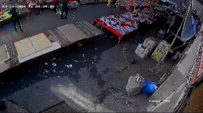 Beyoğlu'nda halk pazarında işlenen cinayetin altından 5 yıllık husumet çıktı.  Olay, geçen pazar günü saat 09.30 sıralarında Kalyoncu Kulluğu Mahallesi'nde meydana geldi.