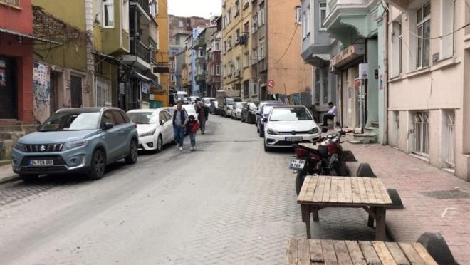 Beyoğlu?ndaki cinayetin ardından 5 yıllık kin çıktı: ?Beni sürekli aşağılıyordu? - 6  CİNAYETİN SEBEBİ 5 YILLIK KİN    Gözaltına alınan şahsın verdiği polise ifadede, 5 yıl önce Salih Aka?ya ait bir markette çalıştığı, çalıştığı dönemde Aka?nın kendisini sürekli aşağıladığı nedeniyle olayı gerçekleştirdiğini söylediği öğrenildi.    Şüphelinin evinde yapılan aramalarda ise 3 adet ruhsatsız tabanca ve 100 adet fişek ele geçirildi.  İşlemleri sonrası adliyeye sevk edilen Mustafa İ. kasten adam öldürme suçundan tutuklanarak cezaevine teslim edildi.