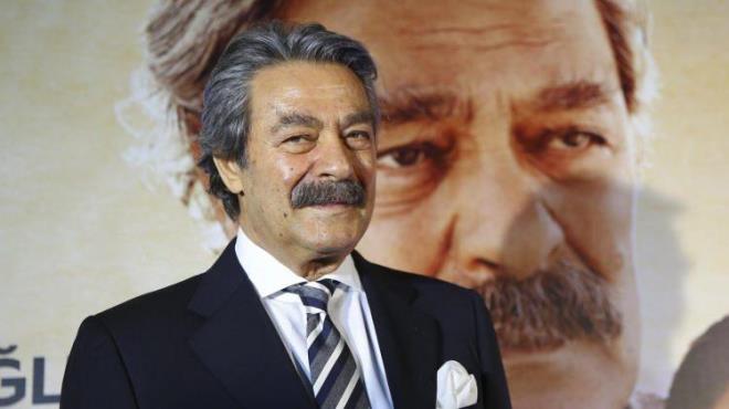 Yeşilçam'ın efsane oyuncusu Kadir İnanır, pazar günü sabah saatlerinde Beykoz'daki evinde rahatsızlandı. Hastaneye kaldırılan Kadir İnanır, hastaneye kaldırılarak entübe edilmişti. 74 yaşındaki Kadir İnanır'ın doktoru, Şahdamarı tıkanıklığı yani tıp dilinde Karatoris Arter Hastalığı nedeniyle usta sanatçının hastaneye kaldırıldığını açıkladı.