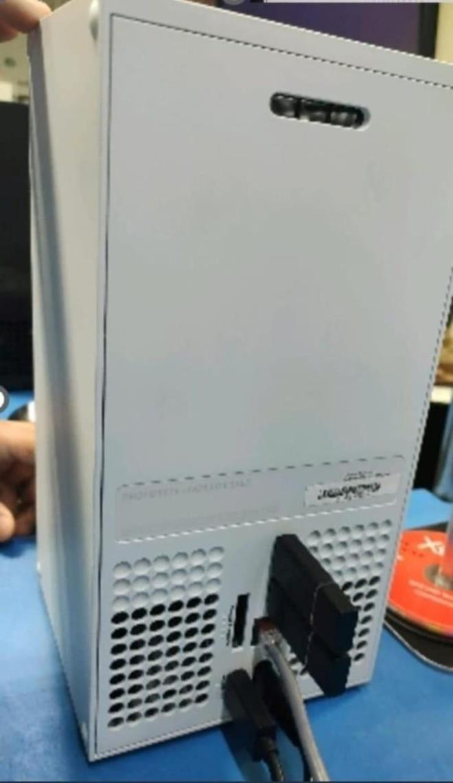 Exputer tarafından sızdırılan görüntülere göre, Microsoft'un mevcut Xbox Series X konsolunun beyaz bir versiyonu üzerinde çalıştığı öne sürüldü.