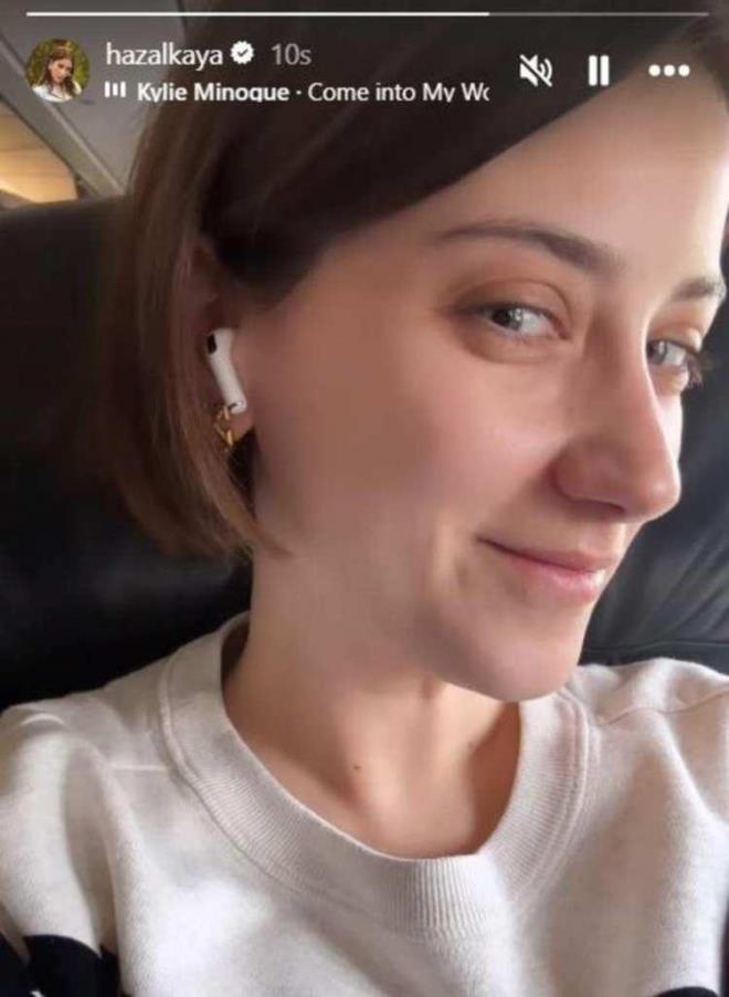 Yeni halini takipçileriyle paylaşan Kaya, "Saçlarımı bu video ile göstereyim. Belli ki bir süre havalı pozlar kısmet olmayacak" ifadelerini kullandı.