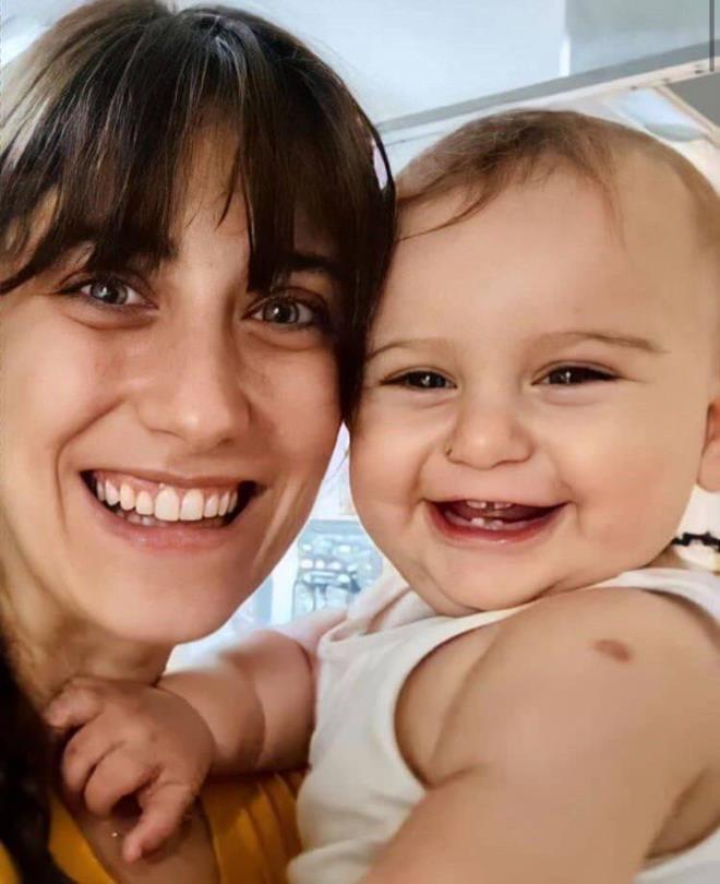 Oyuncu Hazal Kaya radikal bir kararla saçlarını kısacık kestirerek imajında değişikliğe gitti.  Şubat 2023'te ikinci kez anne olma mutluluğu yaşayan Hazal Kaya'nın tarzını birçok kişi çok beğendi.