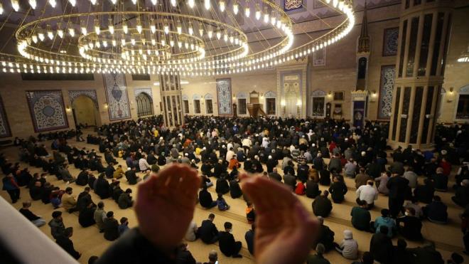 KADİR GECESİ NE ZAMAN?    Kur'an-ı Kerim'de "Bin aydan daha hayırlı" olduğu bildirilen Kadir Gecesi, ramazanın 27. gecesi olan 5 Nisan'da idrak edilecek.