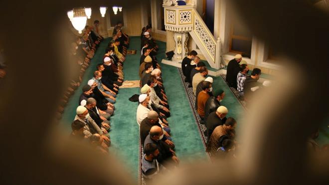 Müslümanlara dini hissiyat ve ibadet yoğunluğu eşliğinde gündelik hayatlarını sorgulama, yenileme ve zenginleştirme fırsatı sunan Ramazan ayı devam ediyor. Bu ay içinde idrak edilen Kadir Gecesi tarihi de vatandaşların merak ettiği konu oldu. İşte, 2024 Kadir Gecesi tarihi...