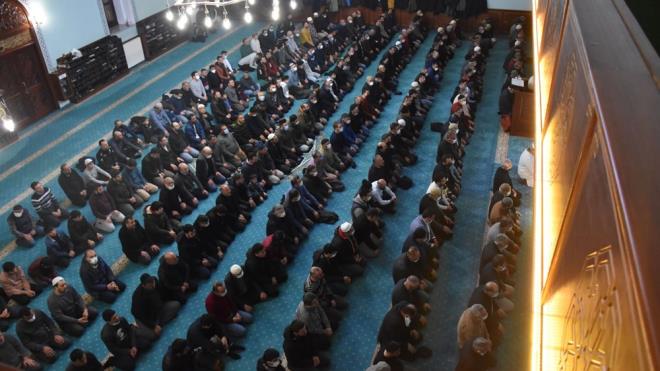 KADİR GECESİ HAKKINDA    Kadir Gecesi, İslam dininin inancına göre Kur'an'ın, Allah tarafından Cebrail adlı melek aracılığıyla Peygamber Muhammed'e vahyedilmeye başlandığı gecedir.    Tarihsel olarak Ramazan ayının son günlerinde yer alır. Kur'an'da bu günün "bin aydan daha hayırlı" olduğu belirtilmiştir.