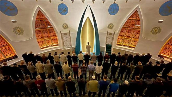 Kadir Gecesi'nden, Muhammed Peygamber'in Mekke döneminde inen ve Kur'an'ın 97. suresi olan beş ayetlik Kadir Suresi'nde bahsedilir. Bu surede, Kur?an?ın indirildiği Kadir Gecesi'nden bahsedildiği için sureye Kadir Suresi denmiştir. Kadir, "azamet" ve "şeref" demektir.    İslam inancına göre Allah, Kur'an'da Kur?an?ı Kadir Gecesi'nde indirdiğini ve bu gecenin bin aydan daha hayırlı olduğunu bildirmiştir.    Bakara Suresi'nin 185. ayetinde de Kur?an?ın Ramazan ayında indirildiği beyan edildiği için Kadir Gecesi'nin Ramazan ayının içinde bulunduğu bu şekilde anlaşılmaktadır.