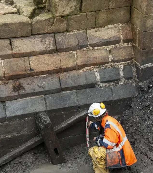 Fransa'nın batısındaki Vannes bölgesinde yakın zamana kadar faaliyet gösteren Hotel Lagorce'ün avlusunda tarihe yön veren dikkat çeken bir keşfe imza atıldı. Geçtiğimiz sene arkeologlar tarafından yapılan kazılarda hendekle tamamlanan 14. yüzyıldan kalma bir kale bulundu. Château de l'Hermine olarak tanımlanan kale, 1380'lerde Brittany Dükü IV. John tarafından yaptırılmış.